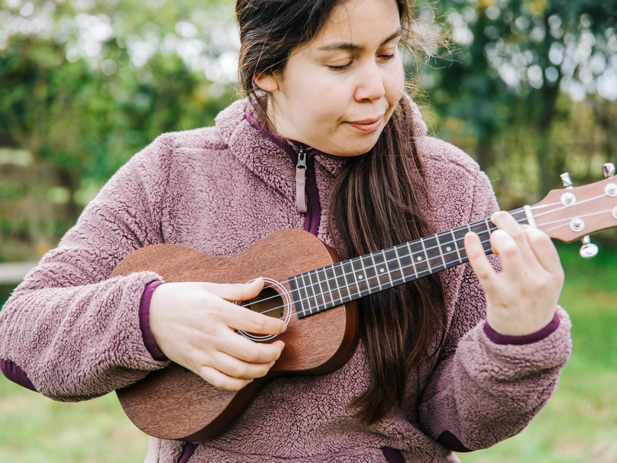 Jak szybko nauczyć się grać na ukulele i zacząć grać ulubione piosenki