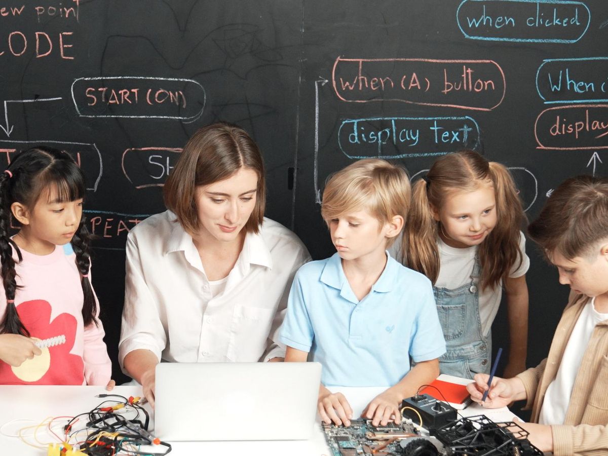Jak nowoczesne inicjatywy edukacyjne zmieniają rozwój specjalistów IT
